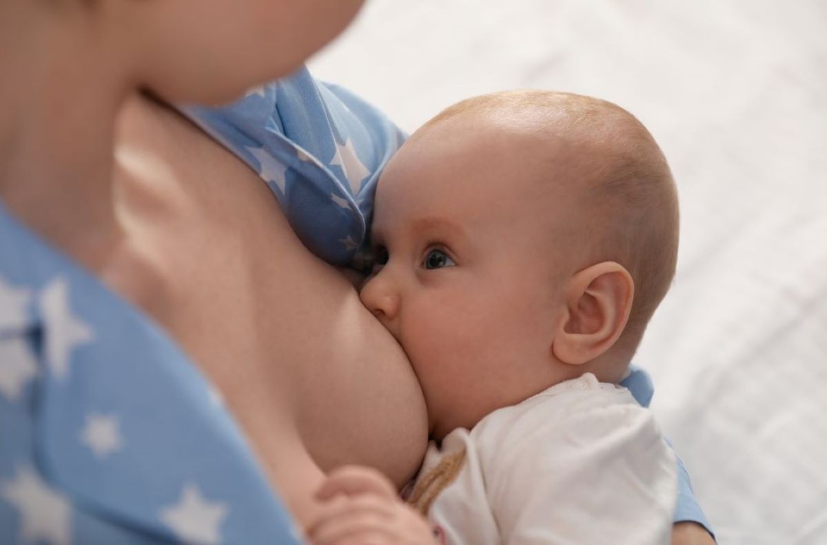 Cysty v prsníku počas dojčenia sa môžu vyskytnúť vplyvom hormonálnych zmien, zväčšenia prsníkov a naplnením materského mlieka